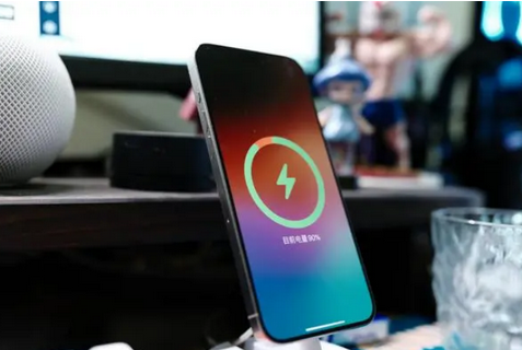噶尔苹果15换屏服务分享用什么充电器给iPhone15充电更好 